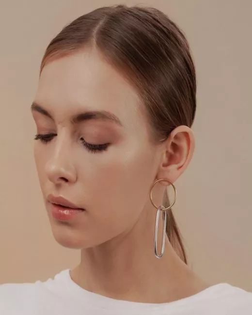 Сочетание серебра и золота – смелый и современный тренд 2024 года. Фото: thegirl.ru