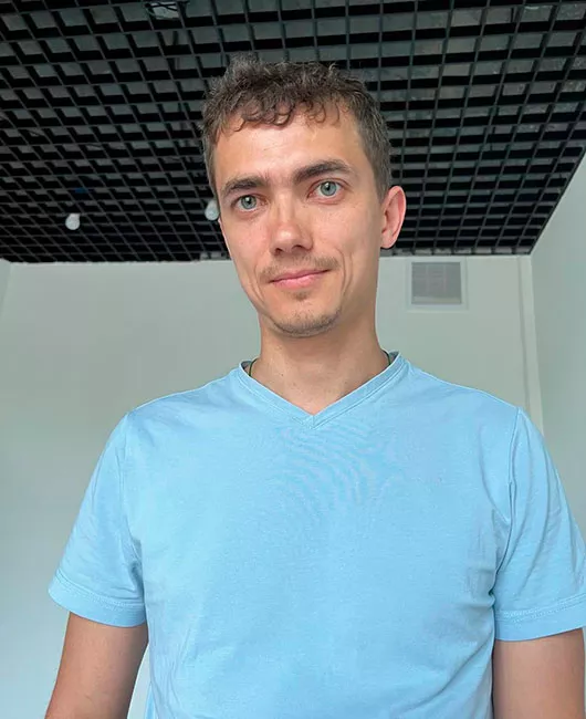 Түнгі көйлектегі қыздың суреті