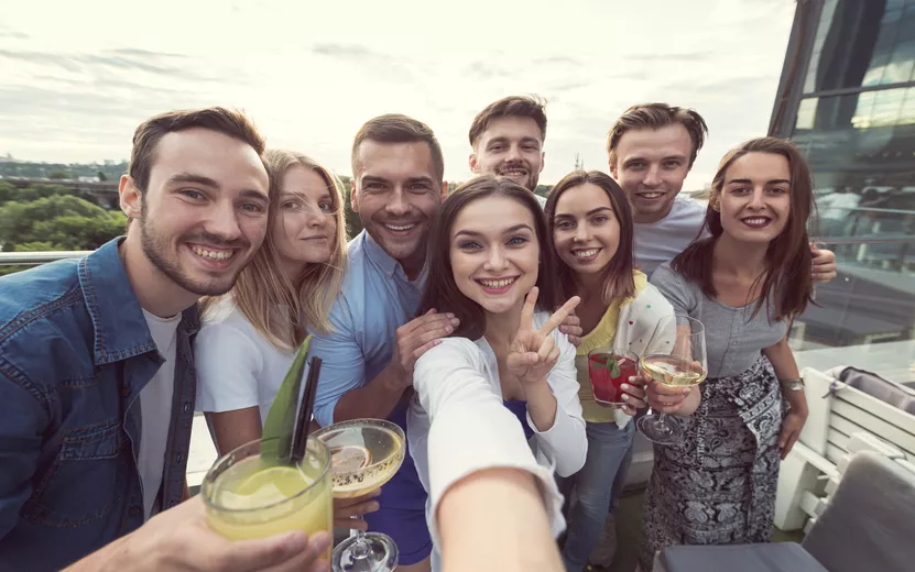 selfi-druzei-na-vecerinke.jpg