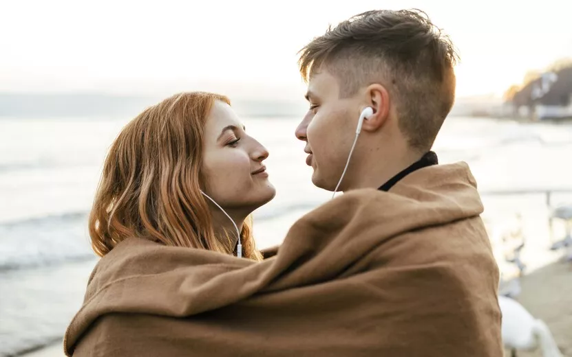result_young-couple-listening-music-earphones-beach-winter.jpg