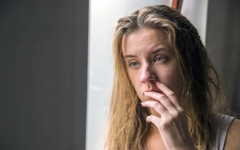 smotrim-v-okno-zadumcivye-molodye-zensiny-smotrat-v-okno-privlekatel-naa-grustnaa-devuska-stoasaa-u-okna.jpg