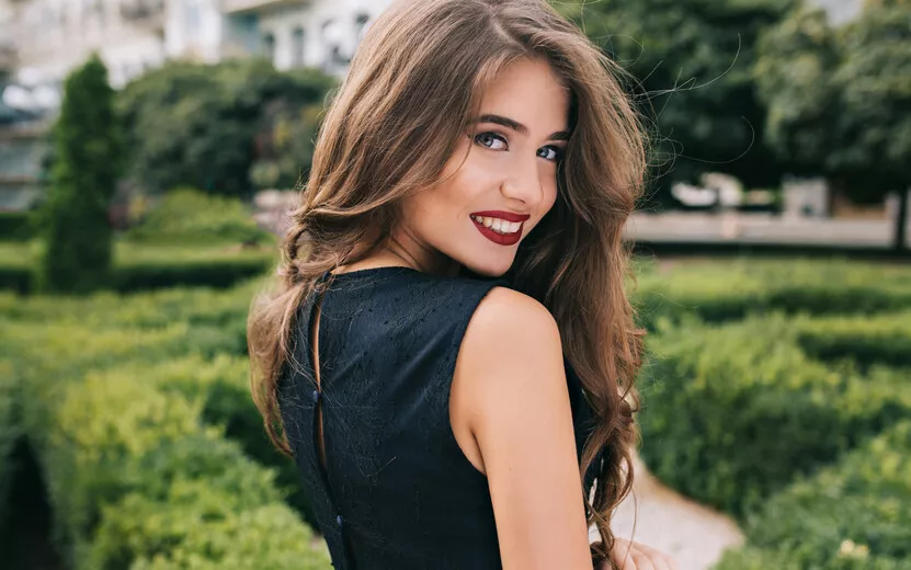 result_closeup-portrait-from-back-pretty-girl-with-attractive-makeup-red-lips.jpg