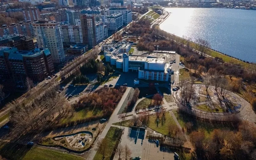 Статуи около Дворца пионеров появились в 1992 году. Фото: Сергей Грачев