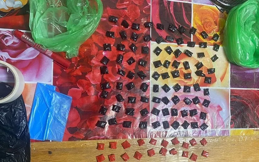 Трех граждан Узбекистана задержали с крупной партией наркотиков в Ижевске  В Первомайском районе Ижевске по подозрению в незаконном обороте наркотиков полицейские задержали трех граждан Узбекистана. Как сообщает пресс-служба МВД по Удмуртии, при личном до