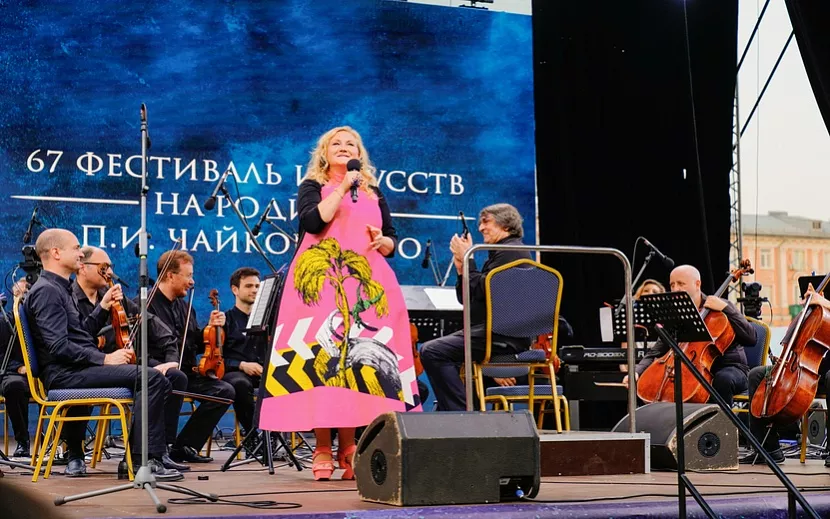 Симона Кермес и струнный оркестр «Солисты Москвы» во главе с Юрием Башметом на сцене стадиона Динамо. Фото Мария Бакланова