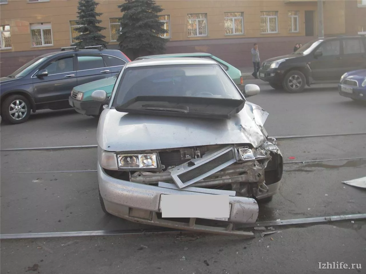 Жесткая авария в Ижевске: «Нива» столкнулась с двумя авто » Новости Ижевска  и Удмуртии, новости России и мира – на сайте Ижлайф все актуальные новости  за сегодня