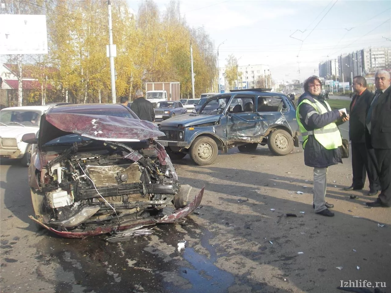 Жесткая авария в Ижевске: «Нива» столкнулась с двумя авто » Новости Ижевска  и Удмуртии, новости России и мира – на сайте Ижлайф все актуальные новости  за сегодня