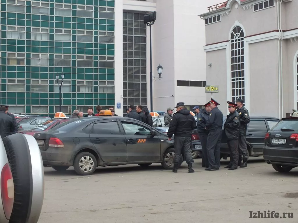 Таксисты устроили разборки около вокзала Ижевска » Новости Ижевска и  Удмуртии, новости России и мира – на сайте Ижлайф все актуальные новости за  сегодня