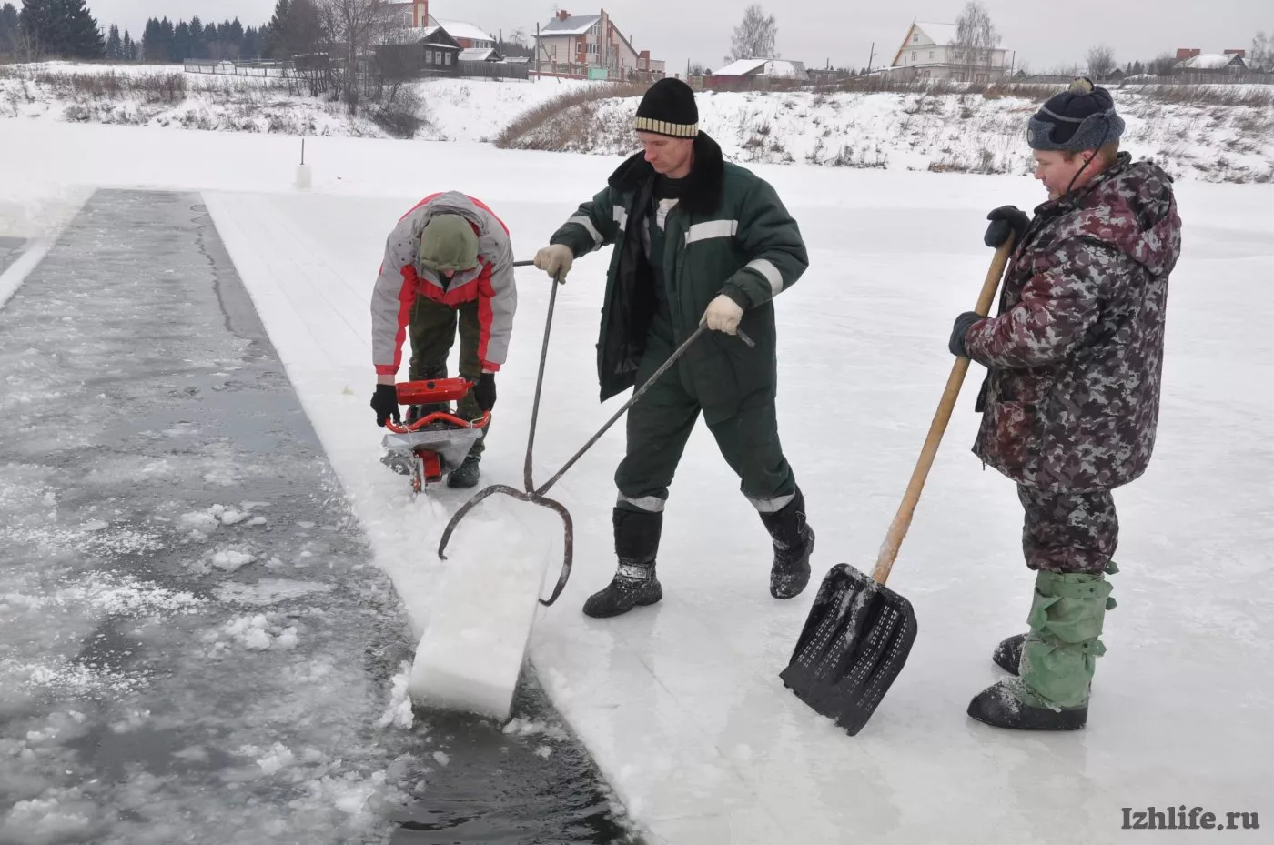 Кто и как ставит главную елку Ижевска и строит ледяной городок » Новости  Ижевска и Удмуртии, новости России и мира – на сайте Ижлайф все актуальные  новости за сегодня