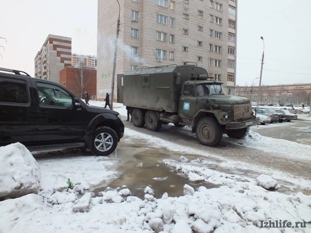 Коммунальная авария в Ижевске: на Холмогорова прорвало водопровод » Новости  Ижевска и Удмуртии, новости России и мира – на сайте Ижлайф все актуальные  новости за сегодня