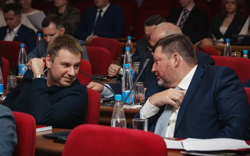 слева направо Гуляев Владимир, Гарипов Алексей, гордума Ижевска депутаты обсуждение С. Грачёв 2017.jpg