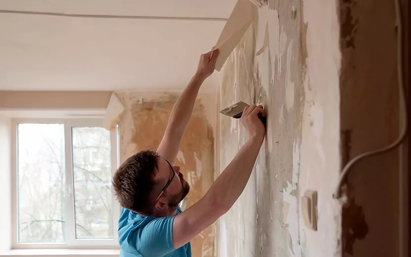 hardworking-man-removes-old-wallpaper-from-wall-wi-2021-09-30-20-19-25-utc1.jpg