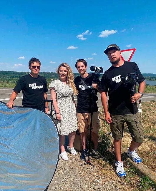 Ижевчанка и съемочная группа телеканала «Пятница». Фото предоставлено героиней