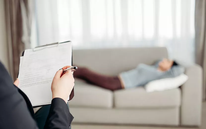patient-lies-on-sofa-at-psychotherapist-reception-2021-08-26-16-26-30-utc1.jpg