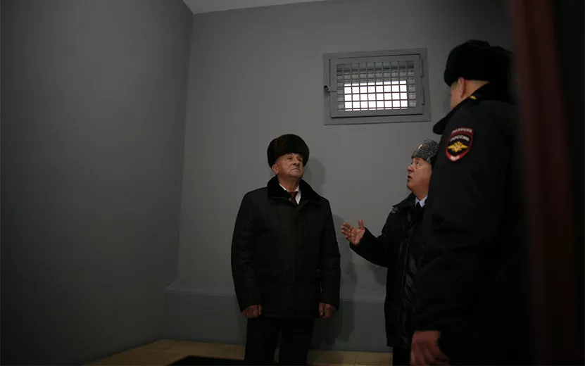 Соловьев-Александр-Васильевич-глава-Удмуртии-изолятор-решетка-2014.jpg
