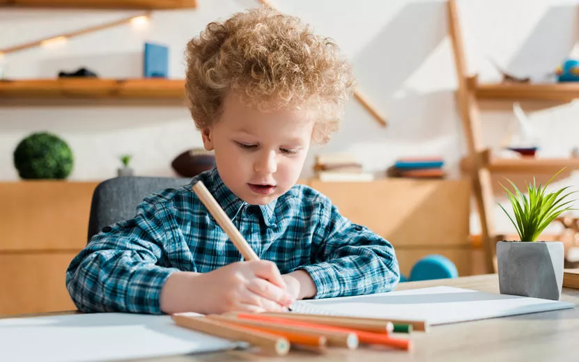 selective-focus-of-kid-draw.jpg