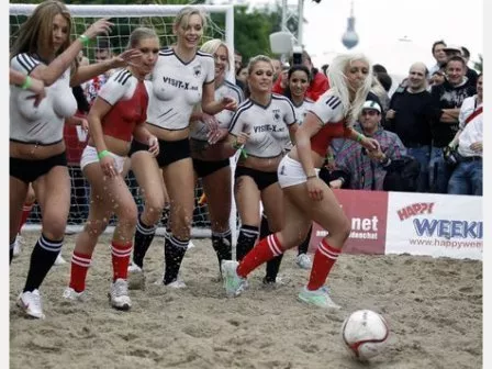 Немецкие и датские порноактрисы сыграли в пляжный футбол топлесс. Фоторепортаж