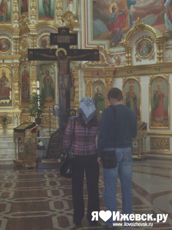 Прихожане Ижевска приносят в дар православные святыни в Свято-Михайловский собор