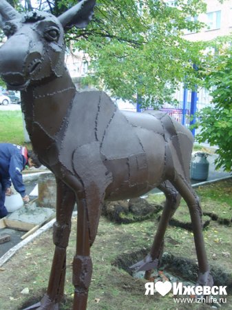 В Ижевске появился новый памятник – лосенок, сделанный из железных отходов