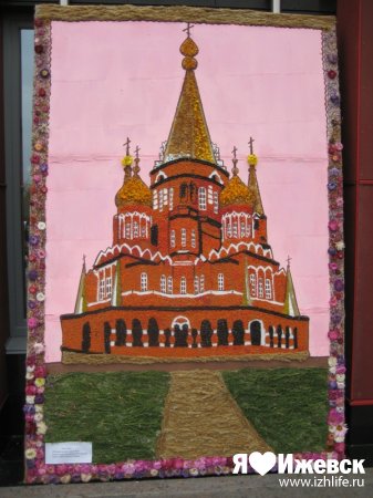 В Ижевске сделали панно из рябины с изображением Свято-Михайловского собора