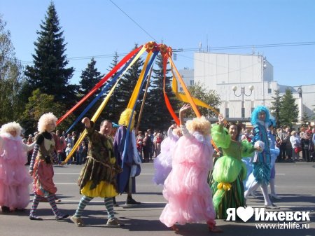 В Ижевске более 10 тысяч горожан участвовало в карнавальном шествии