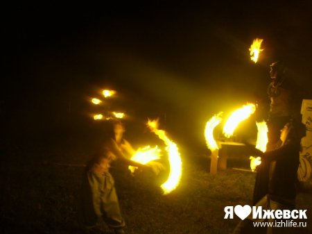 На фестивале «Ижевский дракон» публику потрясли эффектным огненным шоу
