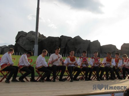 В ижевском зоопарке выступил прославившийся в Европе ансамбль ложкарей