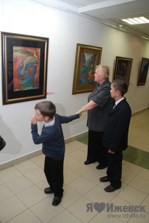 В Ижевске открыли выставку картин модельера Славы Зайцева
