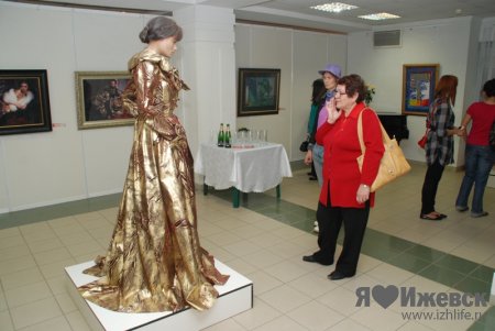 В Ижевске открыли выставку картин модельера Славы Зайцева