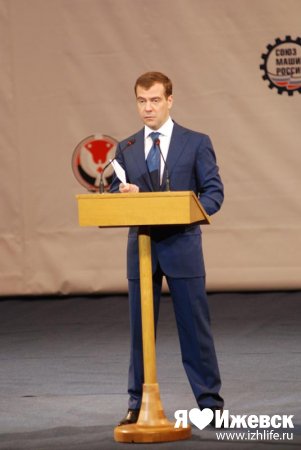 Перед днем рождения Дмитрия Медведева ижевчане раскупили все портреты президента России