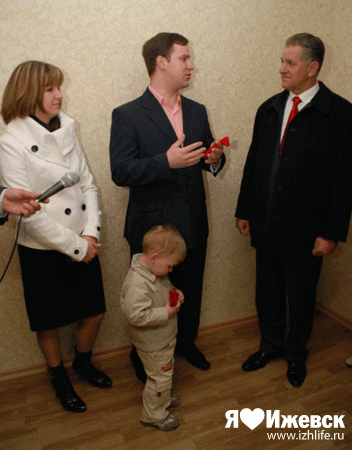 Президент Удмуртии Александр Волков выпил чаю с молодой семьей