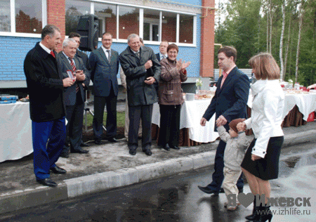 Президент Удмуртии Александр Волков выпил чаю с молодой семьей