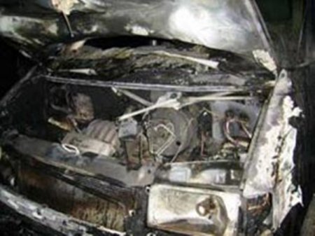 В Удмуртии сгорел припаркованный к дому автомобиль