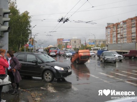 Ижевчанка поставила машину на крышу и перекрыла движение на Удмуртской