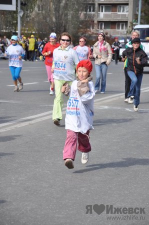 Фоторепортаж: как в Ижевске 8 тысяч человек пробежали «Кросс наций»