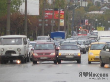 В Ижевске из-за автобуса на рельсах и столкнувшихся машин около получаса стояли трамваи