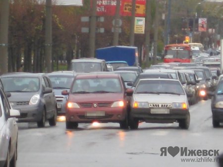 В Ижевске из-за автобуса на рельсах и столкнувшихся машин около получаса стояли трамваи