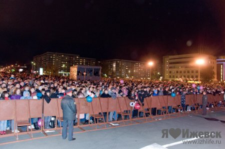 «Би-2» отыграли концерт в Ижевске и уехали на «Мерседесе» без номеров