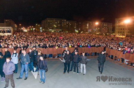 «Би-2» отыграли концерт в Ижевске и уехали на «Мерседесе» без номеров