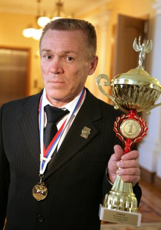 Чемпионам России – следж хоккеистам из Удмуртии – вручили по 200 тысяч рублей