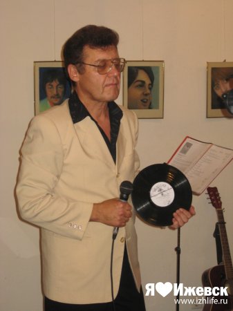 Похожий на мумию музыкант устроил шоу на открытии недели «The Beatles» в Ижевске
