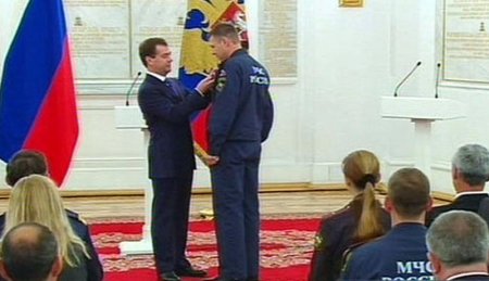 Президент России Дмитрий Медведев вручил пожарному из Удмуртии орден Мужества
