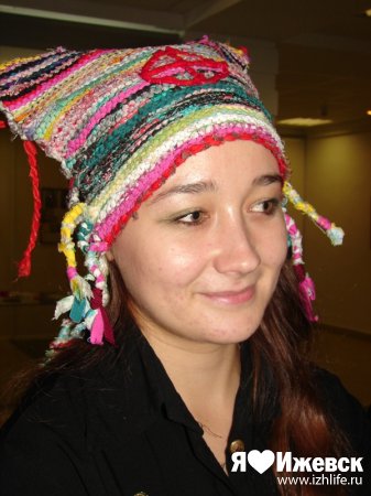 Шведы раскупили коллекцию шапок из травы ижевской художницы Зои Лебедевой