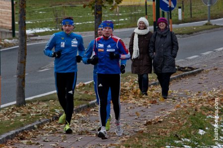 На тренировках в немецком городке Рамзау Иван Черезов привлекает внимание местных жительниц