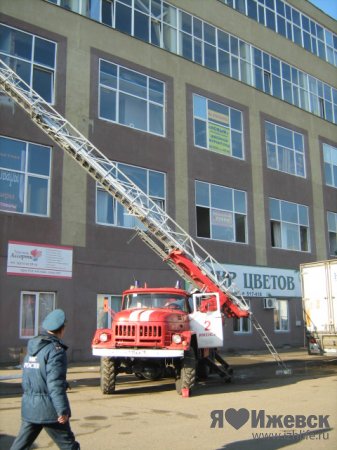 Крупный пожар в Ижевске: горит склад у торгового центра
