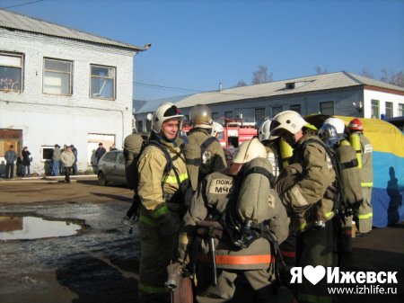 Крупный пожар в Ижевске: горит склад у торгового центра
