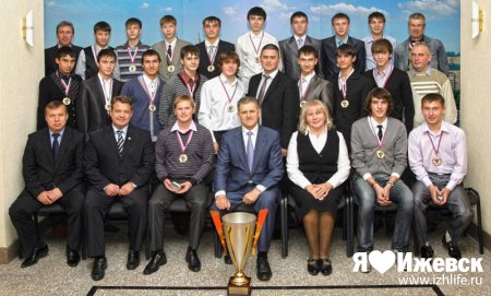 За победу на первенстве России юным футболистам из Удмуртии подарили часы