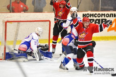 Хоккеисты «Ижстали» одержали победу над «Кристаллом» из Саратова