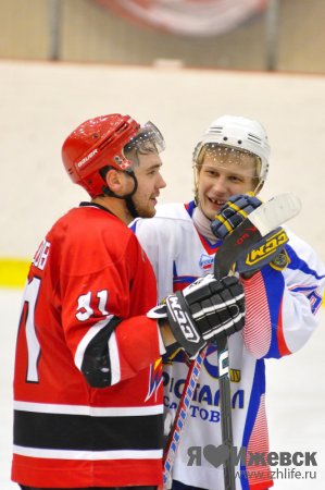 Хоккеисты «Ижстали» одержали победу над «Кристаллом» из Саратова