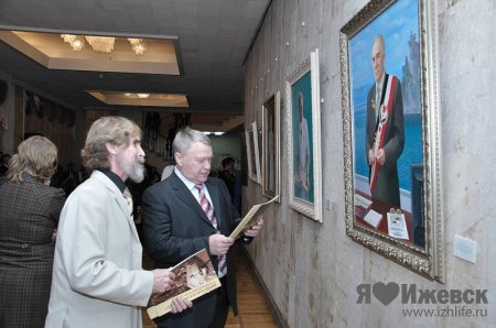 В Ижевске выставлен 31 портрет известных современников